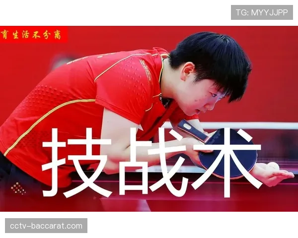 特写：现场镜头多次给到替补席，显示教练团队频繁进行战术交流